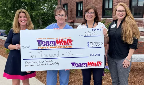 Michelle Ratty presenting grant check to TeamWalk for CancerCare